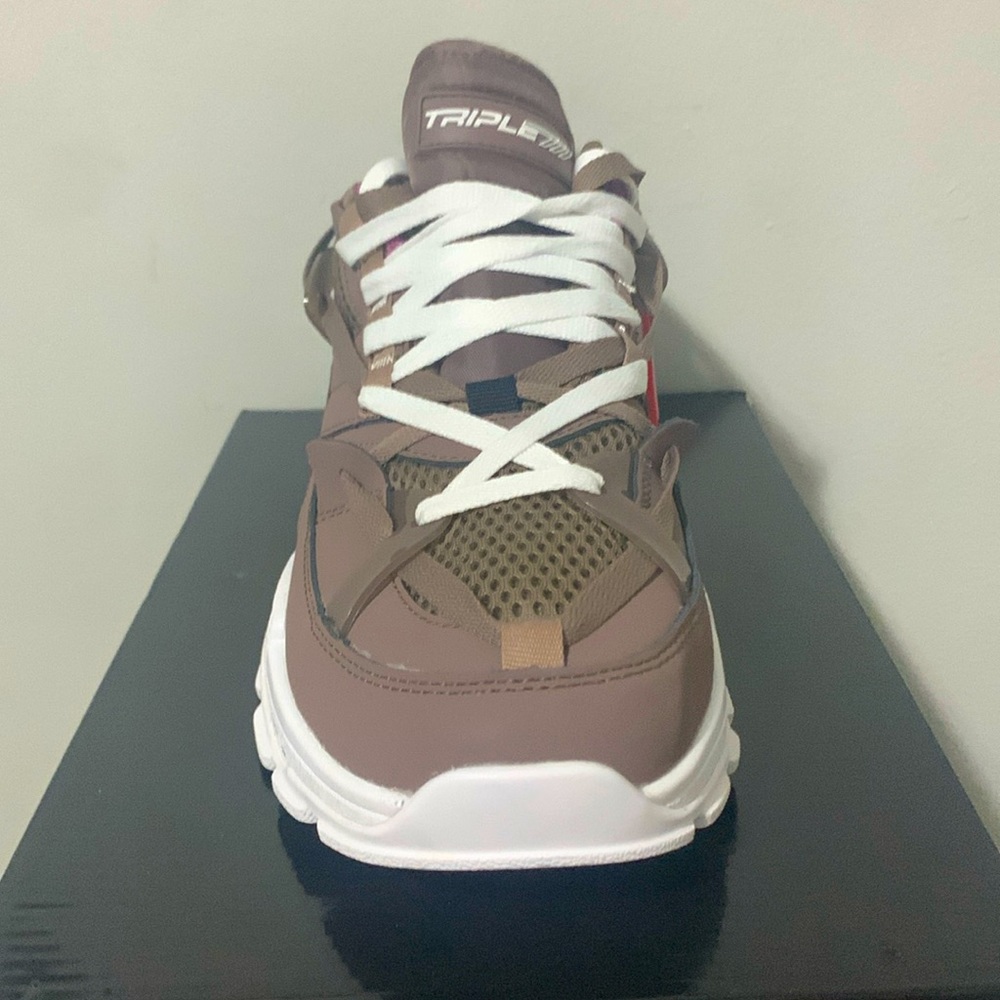 Male shoe great fit, also very versatile and fashionable